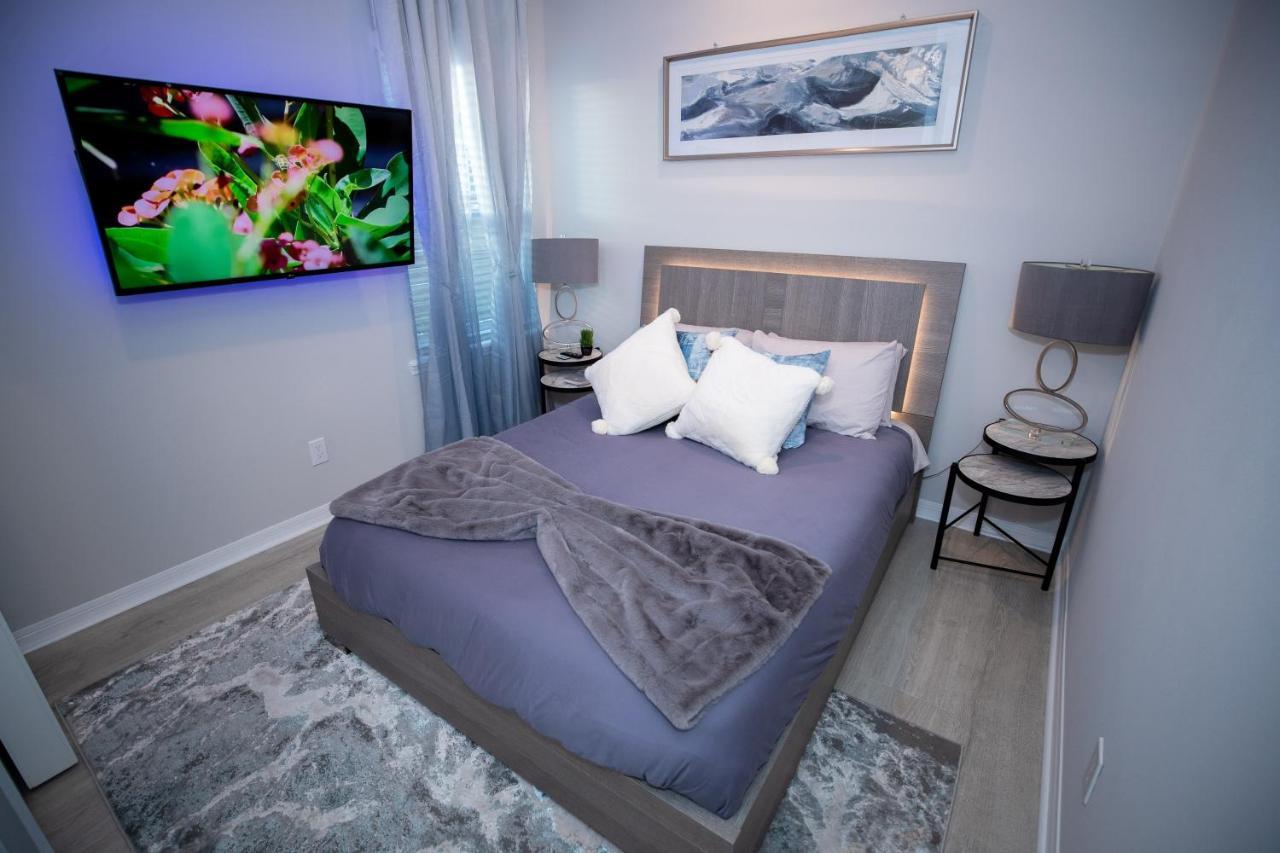 Holiday home Newly Constructed Modern Pet Friendly Zen With Private Theater & Hot Tub! *