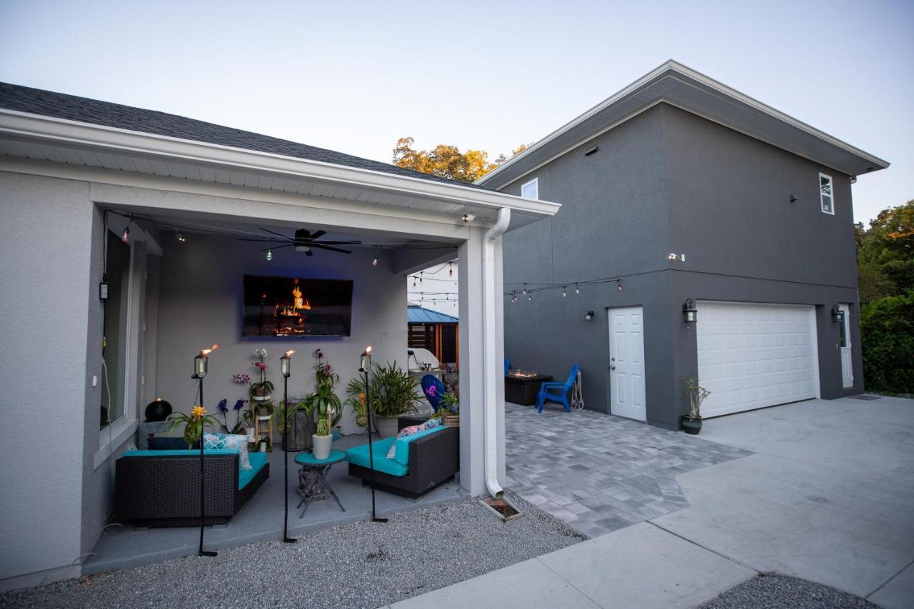 Holiday home Newly Constructed Modern Pet Friendly Zen With Private Theater & Hot Tub!