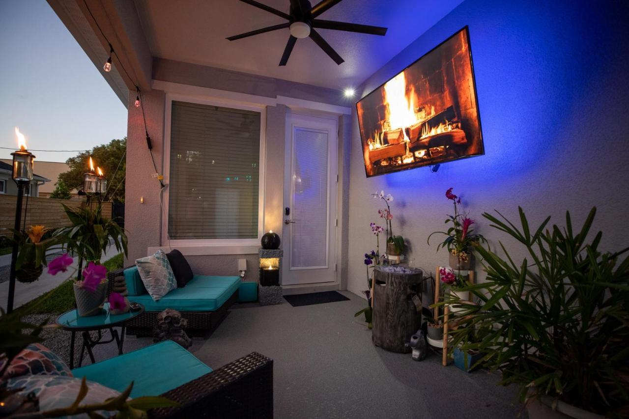 Holiday home Newly Constructed Modern Pet Friendly Zen With Private Theater & Hot Tub!