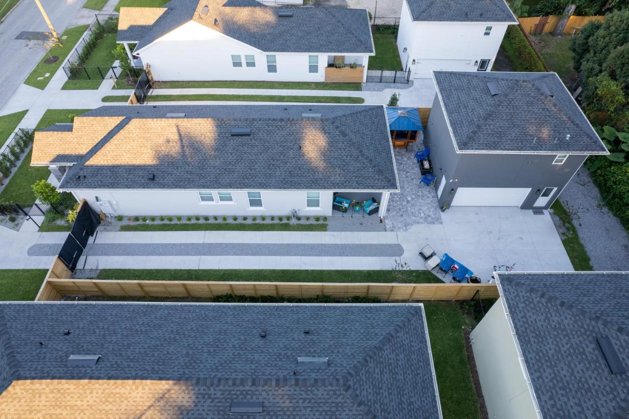 Holiday home Newly Constructed Modern Pet Friendly Zen With Private Theater & Hot Tub!