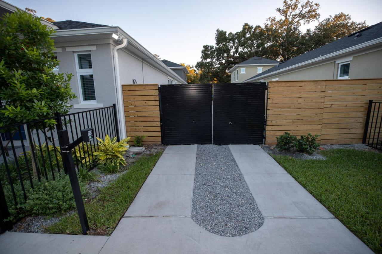 Newly Constructed Modern Pet Friendly Zen With Private Theater & Hot Tub! Holiday home