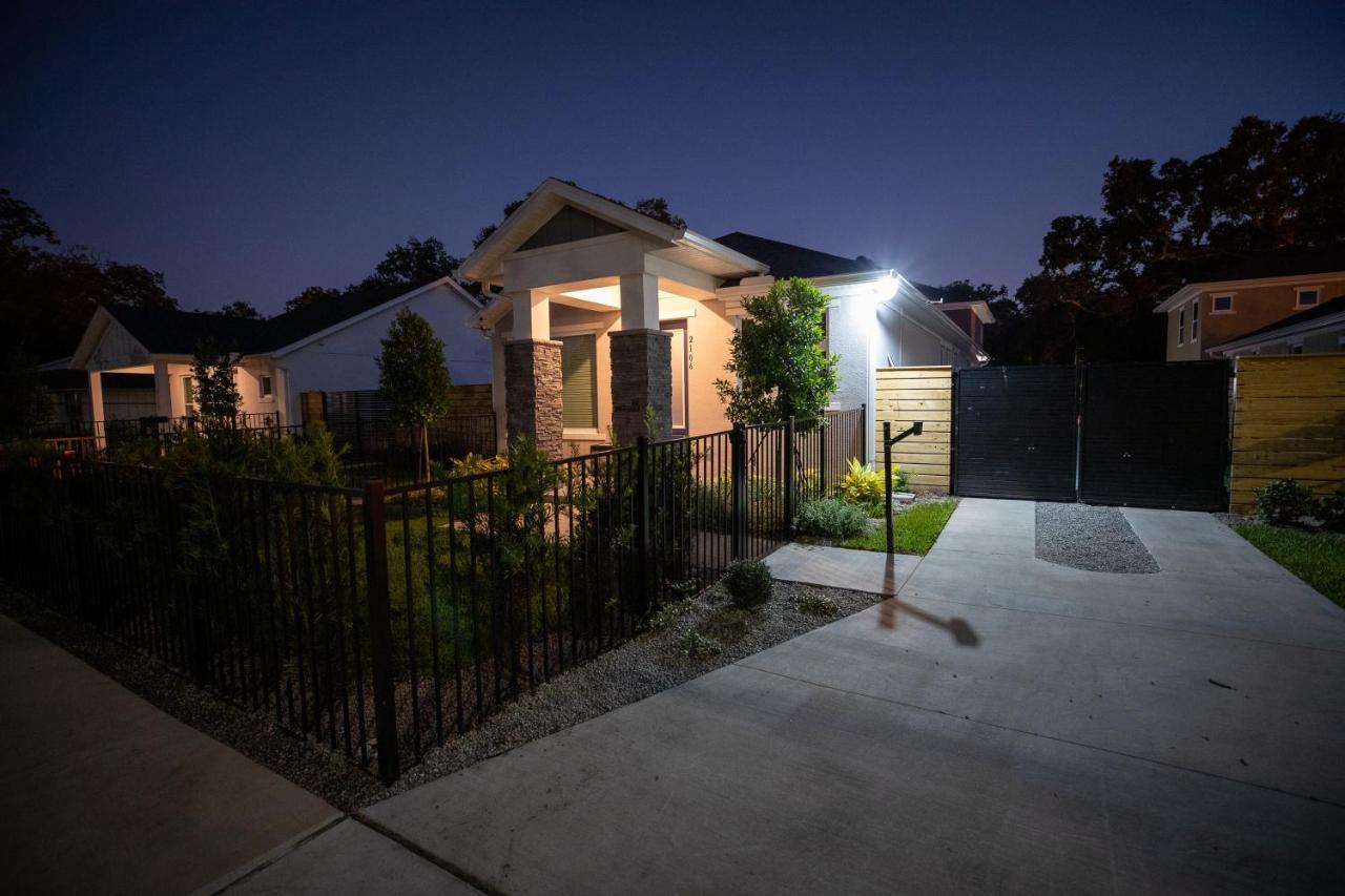 Newly Constructed Modern Pet Friendly Zen With Private Theater & Hot Tub! * Orlando
