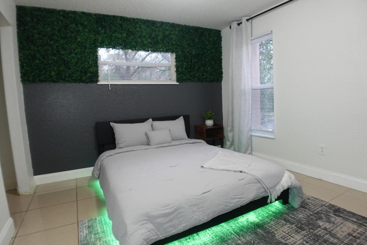 Welcome To Yellow Room/ Home Away From Home! Homestay