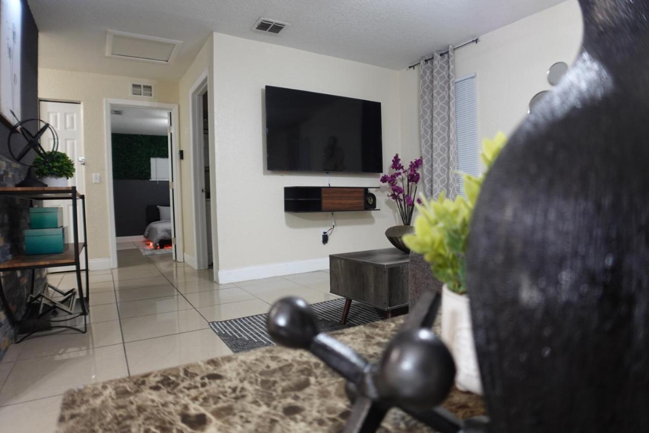 Welcome To Yellow Room/ Home Away From Home! Orlando