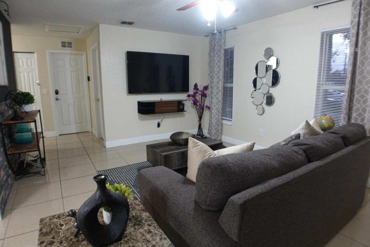 Welcome To Yellow Room/ Home Away From Home! Orlando