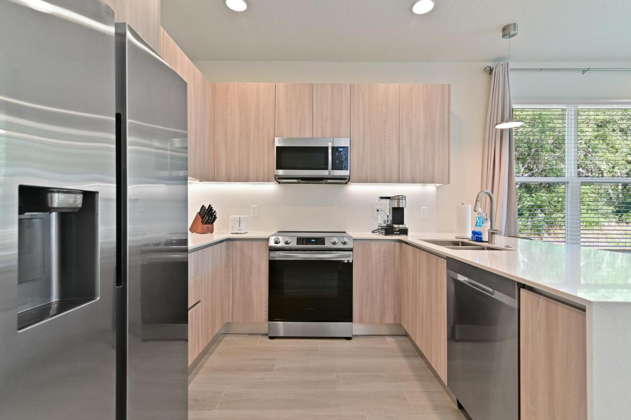 Holiday home New Spacious & Tranquil Townhouse Near - 4br, 3fb, And Pool