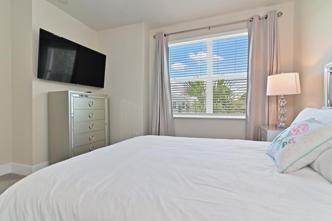 New Spacious & Tranquil Townhouse Near - 4br, 3fb, And Pool