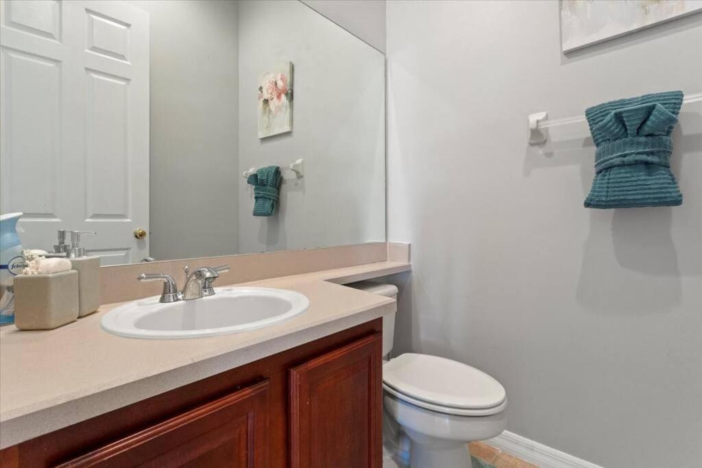 Holiday home Long Stays! Lakefront - Gated Pool *
