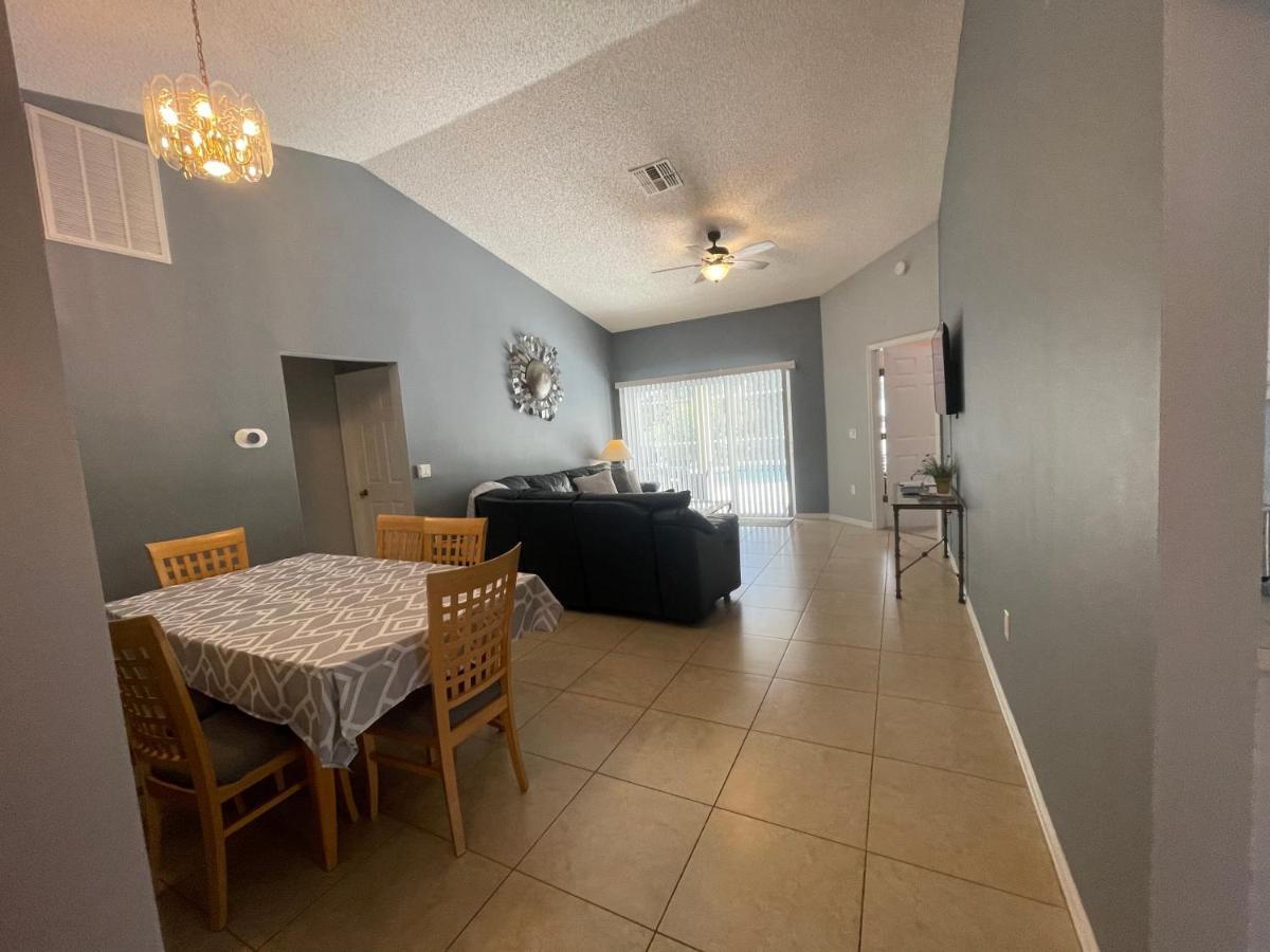 3 Bedroom With Poolside Cinema And Games Close To Theme Parks Sleeps 6 2 Holiday home Orlando