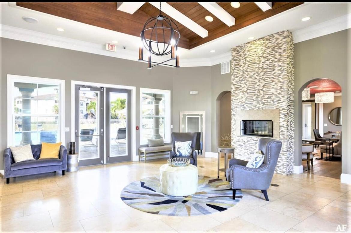 Apartment Loftly Luxury: Modern Oasis Near Disney With Pool And Lake Views *