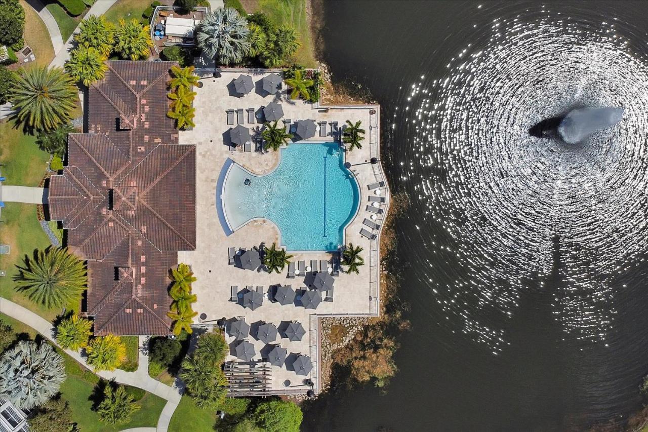 Loftly Luxury: Modern Oasis Near Disney With Pool And Lake Views Apartment *
