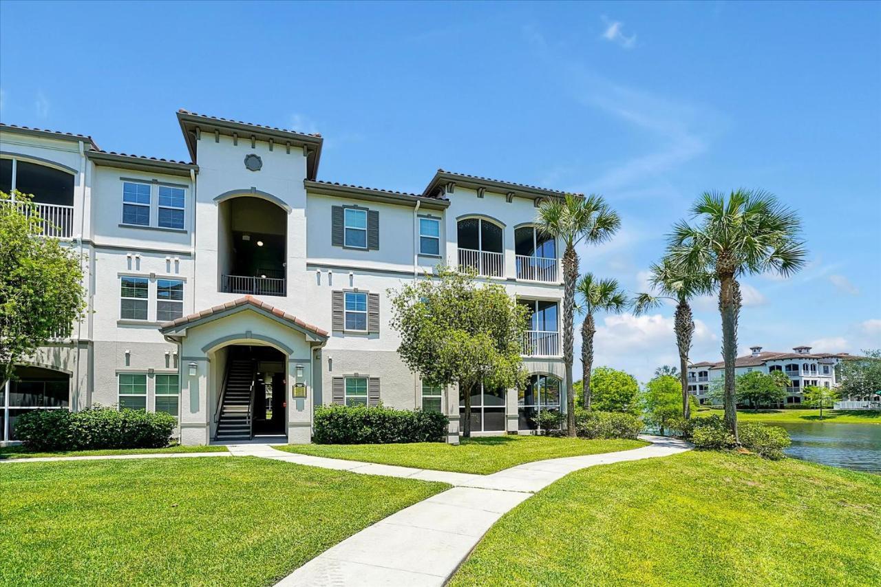Loftly Luxury: Modern Oasis Near Disney With Pool And Lake Views Apartment