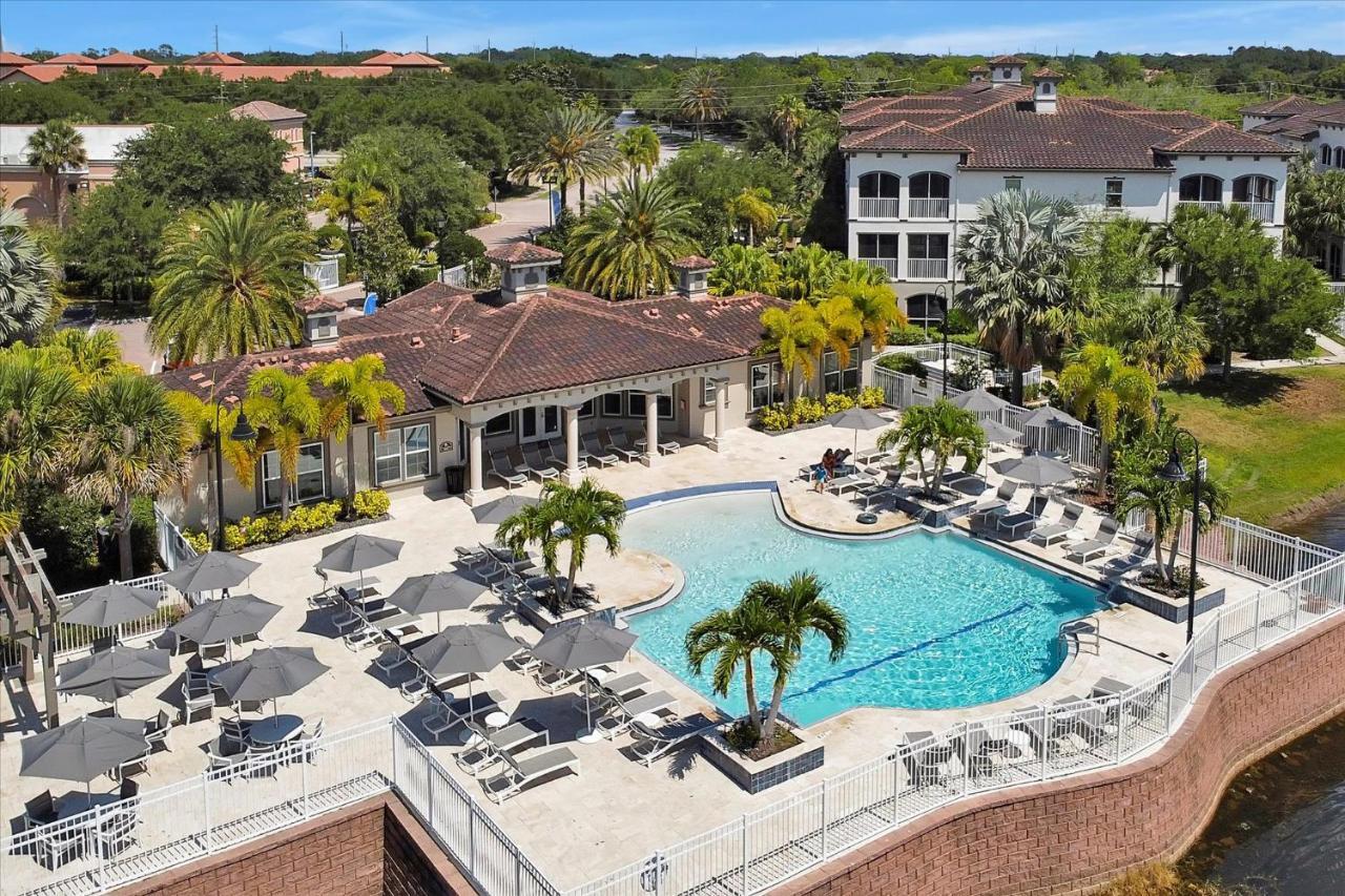 Loftly Luxury: Modern Oasis Near Disney With Pool And Lake Views Apartment *