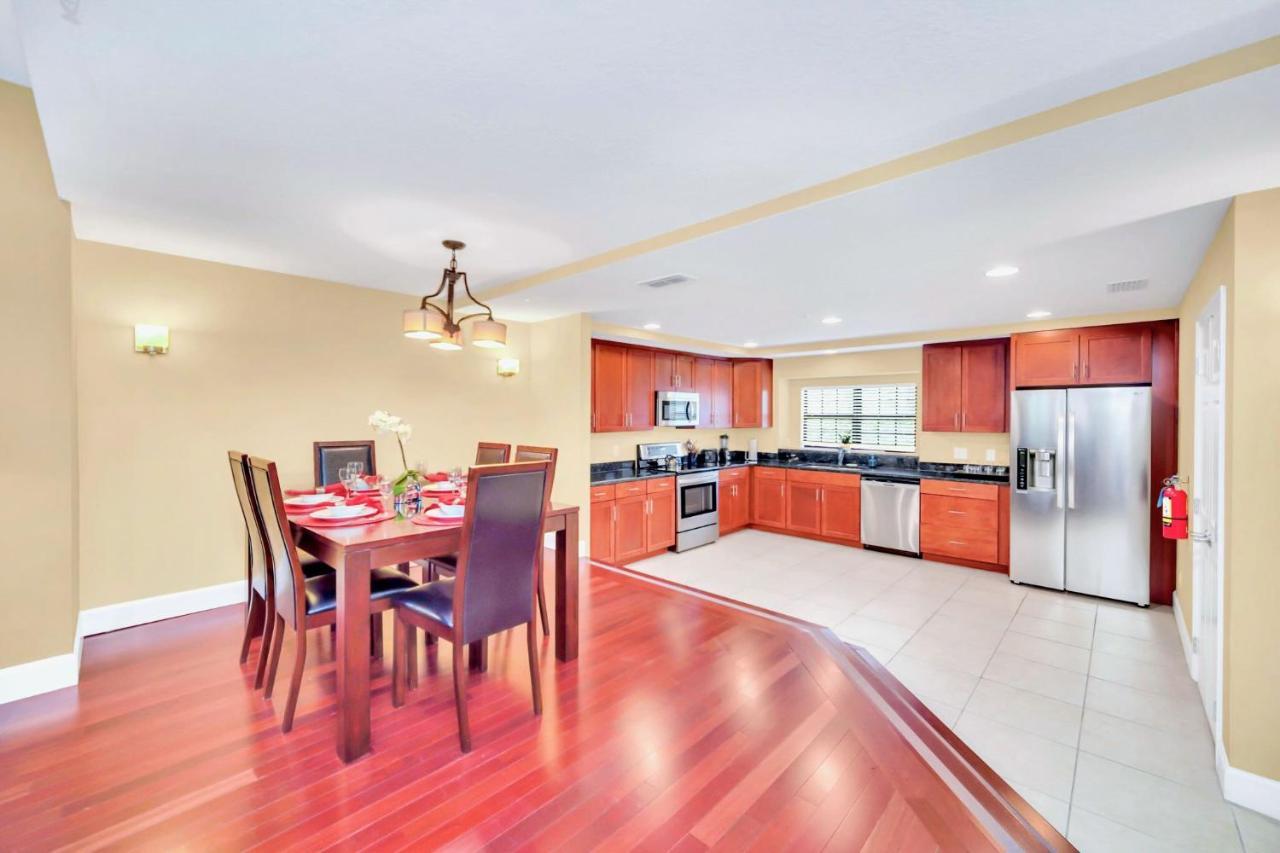 Modern 4br Townhome- Access - Near