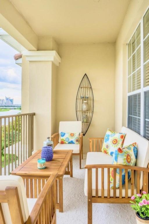 Lakeview Penthouse Elegance *