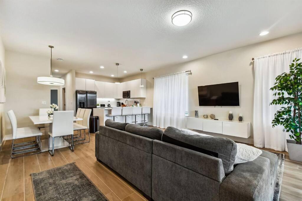Modern With Private Pool - 20 Minutes To *