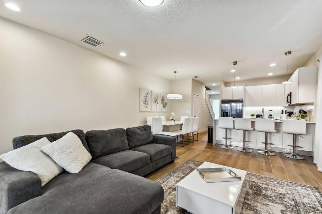 Modern With Private Pool - 20 Minutes To