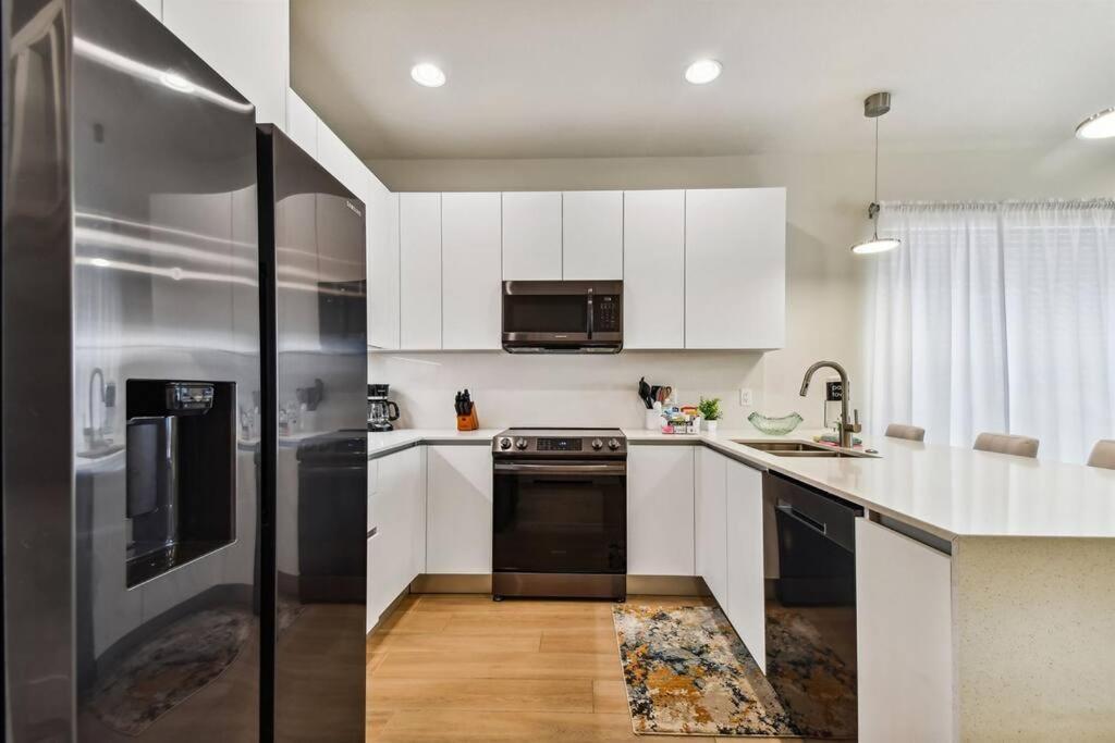 Modern With Private Pool - 20 Minutes To *