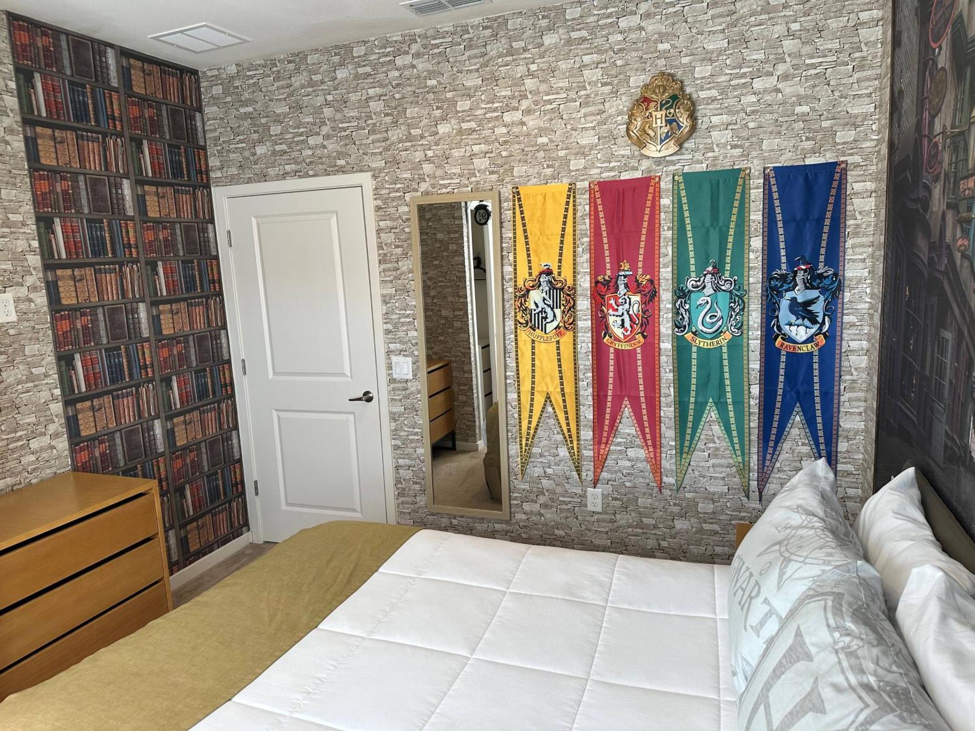 Gold Hogwarts Holiday home