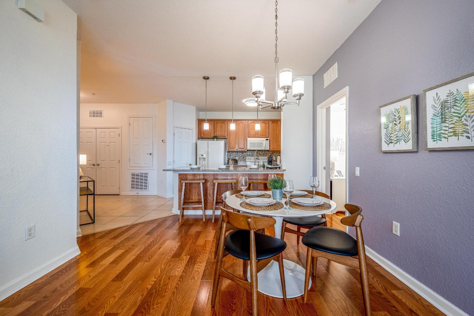 Stylish Vista Cay Luxury Star Near Theme Parks And Walk To The Convention Center Apartment *