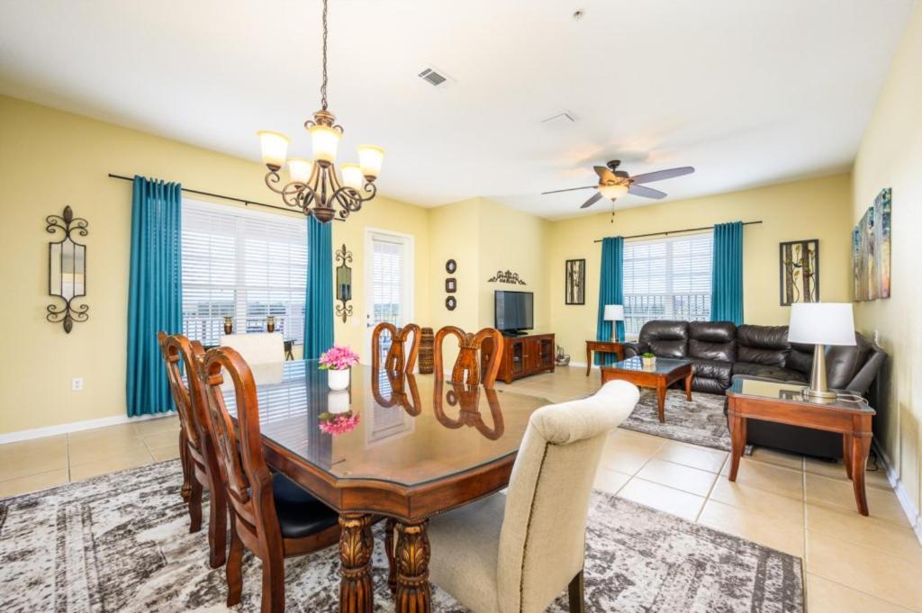 Beautiful Lakeview Vacation Condo, Vista Cay 1016 Orlando