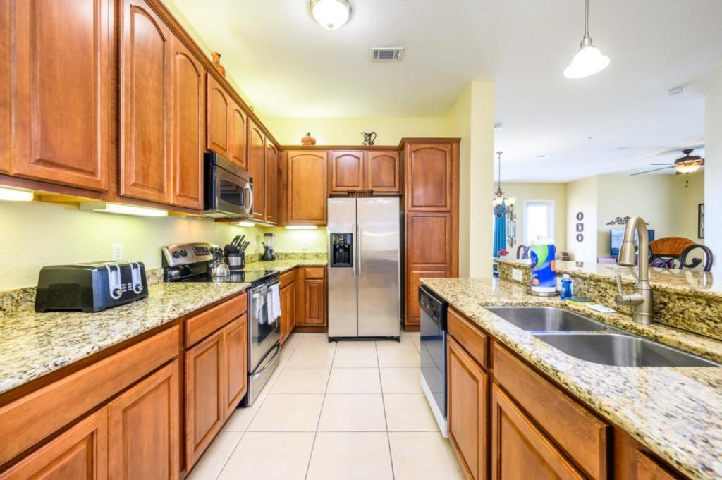 Beautiful Lakeview Vacation Condo, Vista Cay 1016