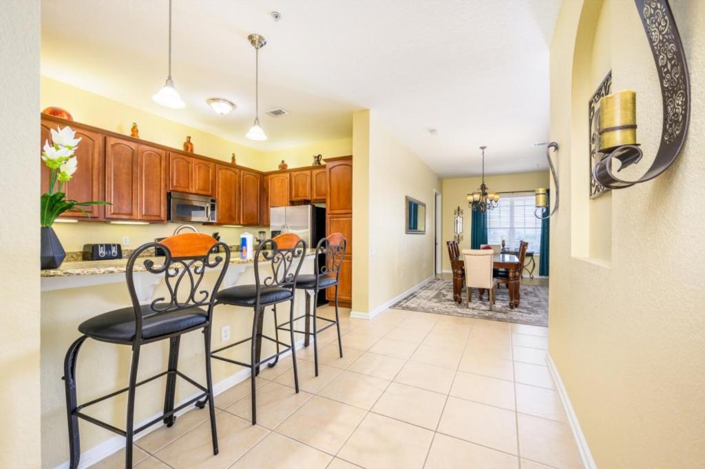 Beautiful Lakeview Vacation Condo, Vista Cay 1016 Orlando