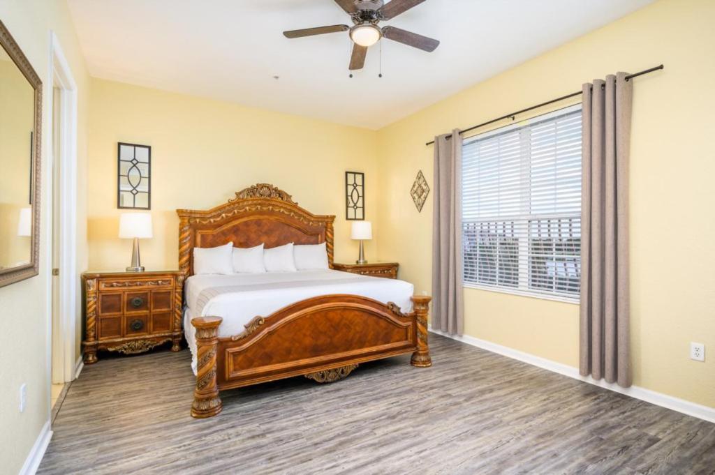 Beautiful Lakeview Vacation Condo, Vista Cay 1016