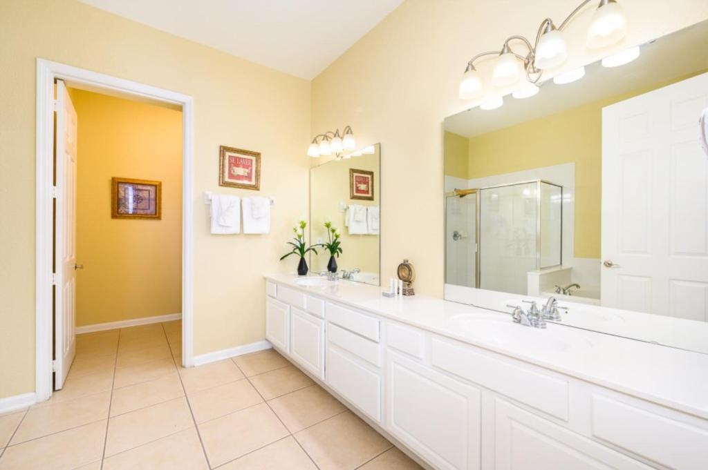 Beautiful Lakeview Vacation Condo, Vista Cay 1016 Apartment