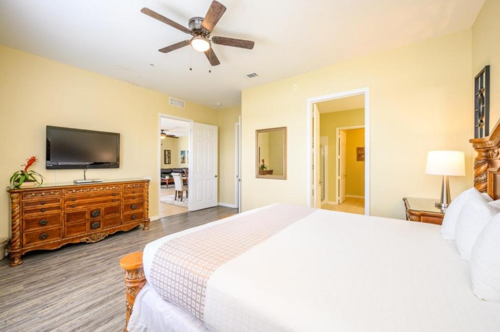 Beautiful Lakeview Vacation Condo, Vista Cay 1016 * Orlando