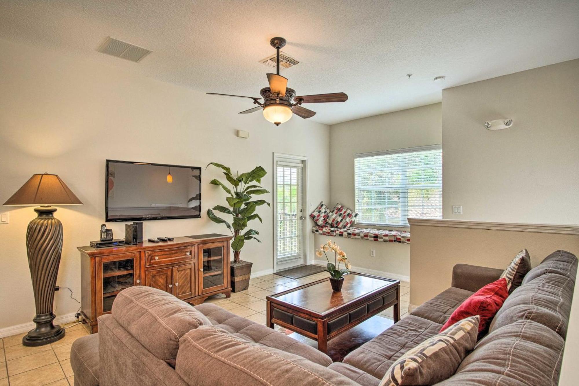 Quiet W/ Balcony ~ 2 Miles To World! Holiday home *