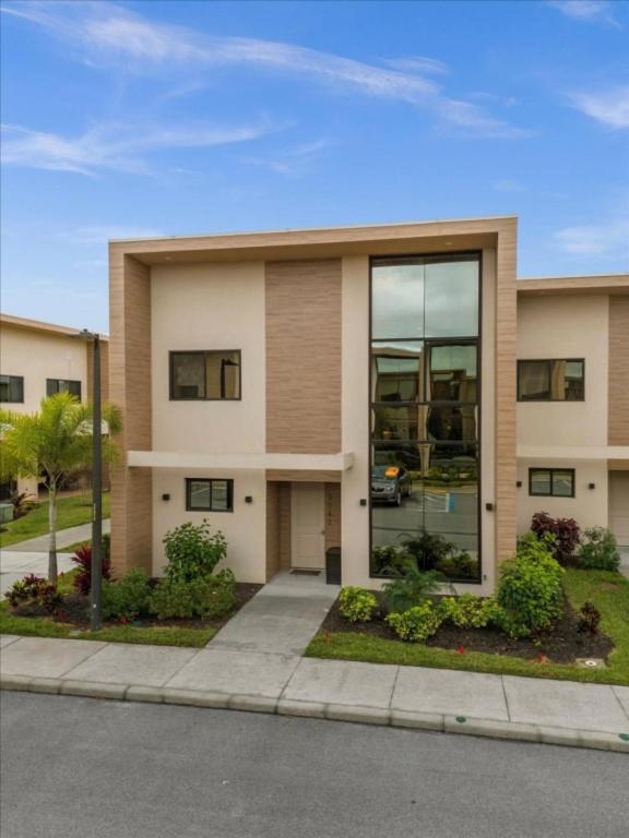 4 Bedrooms- 4,5 Bathrooms- Magic Village 3082 Rw *