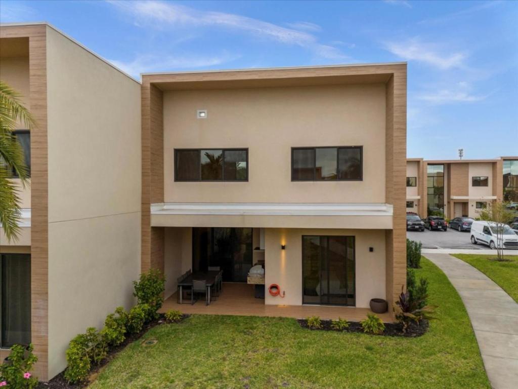 4 Bedrooms- 4,5 Bathrooms- Magic Village 3082 Rw *