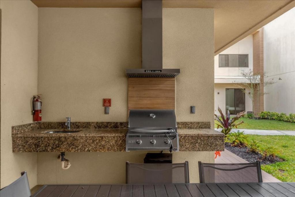 4 Bedrooms- 4,5 Bathrooms- Magic Village 3082 Rw Orlando