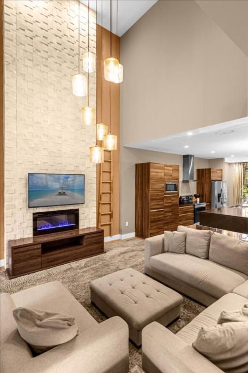 4 Bedrooms- 4,5 Bathrooms- Magic Village 3082 Rw Orlando