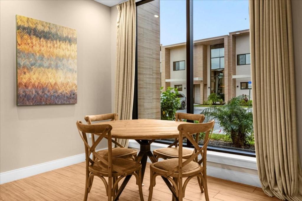 4 Bedrooms- 4,5 Bathrooms- Magic Village 3082 Rw Orlando