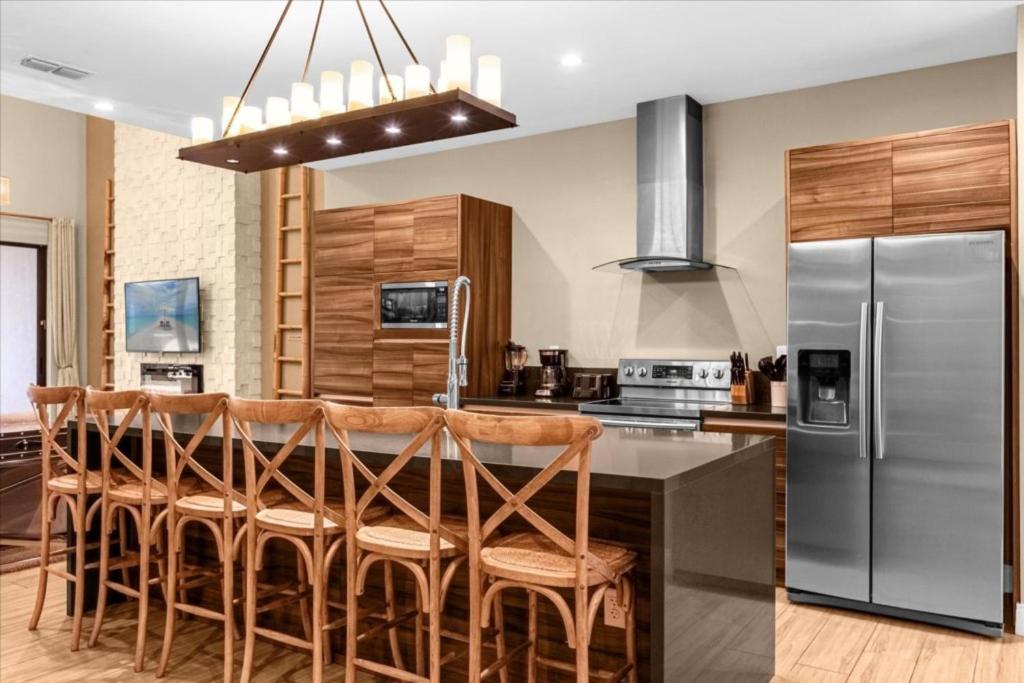 4 Bedrooms- 4,5 Bathrooms- Magic Village 3082 Rw Orlando