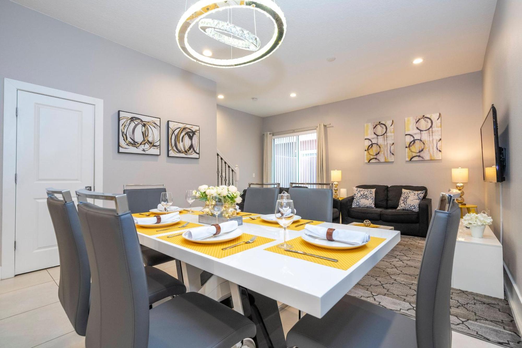 Stunning 5 Min To Holiday home