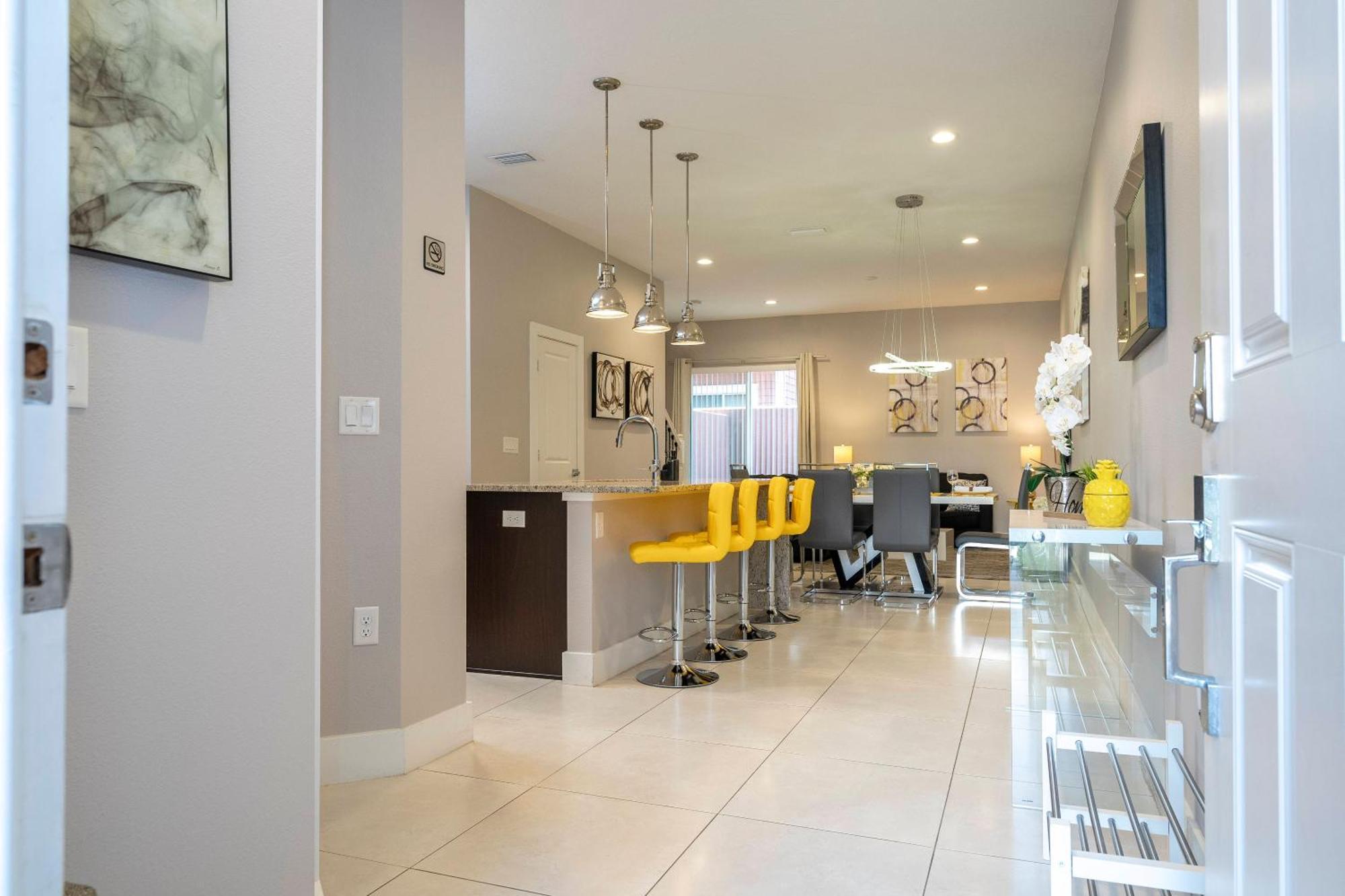 Stunning 5 Min To Holiday home *