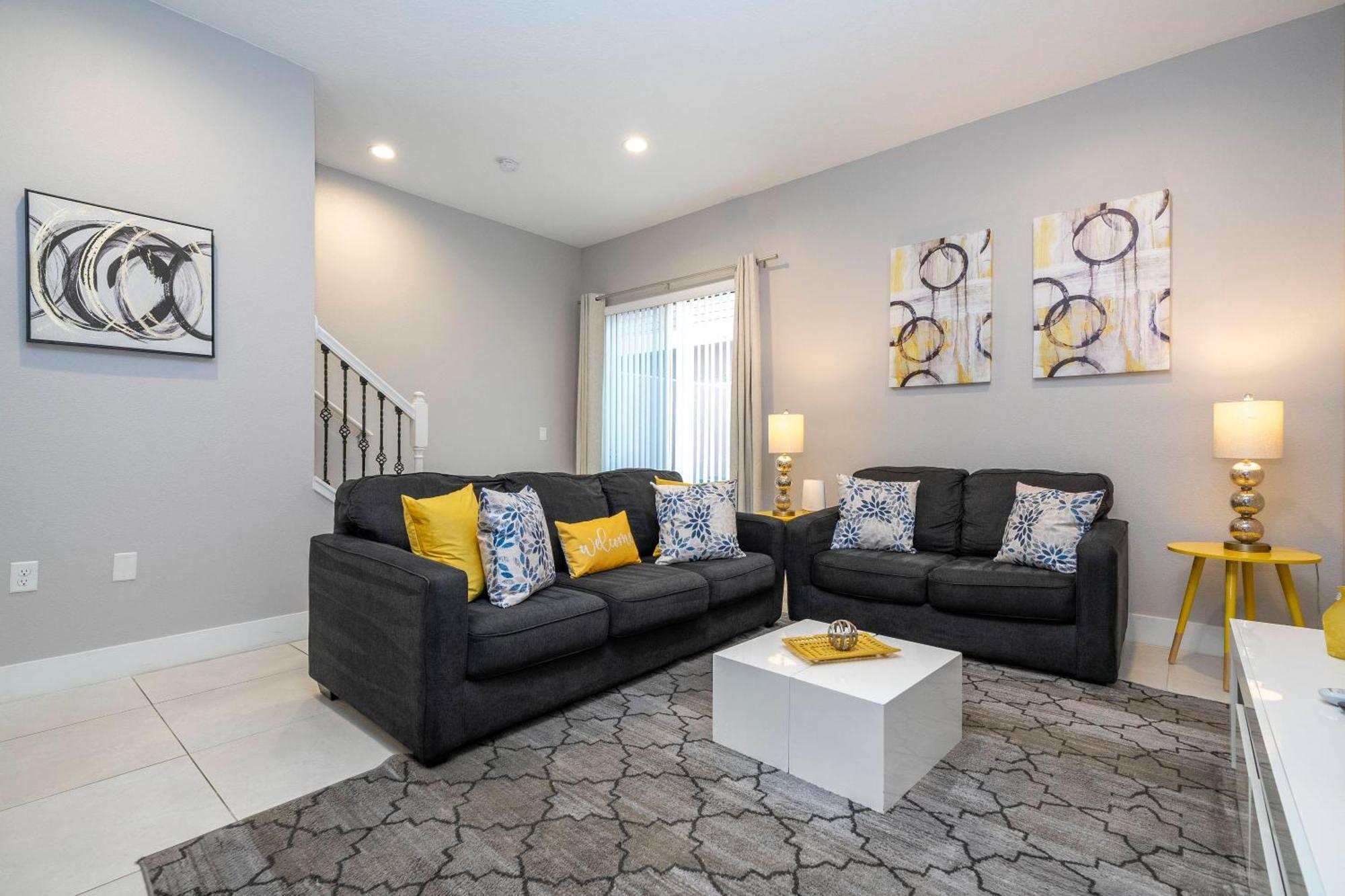 Stunning 5 Min To Holiday home