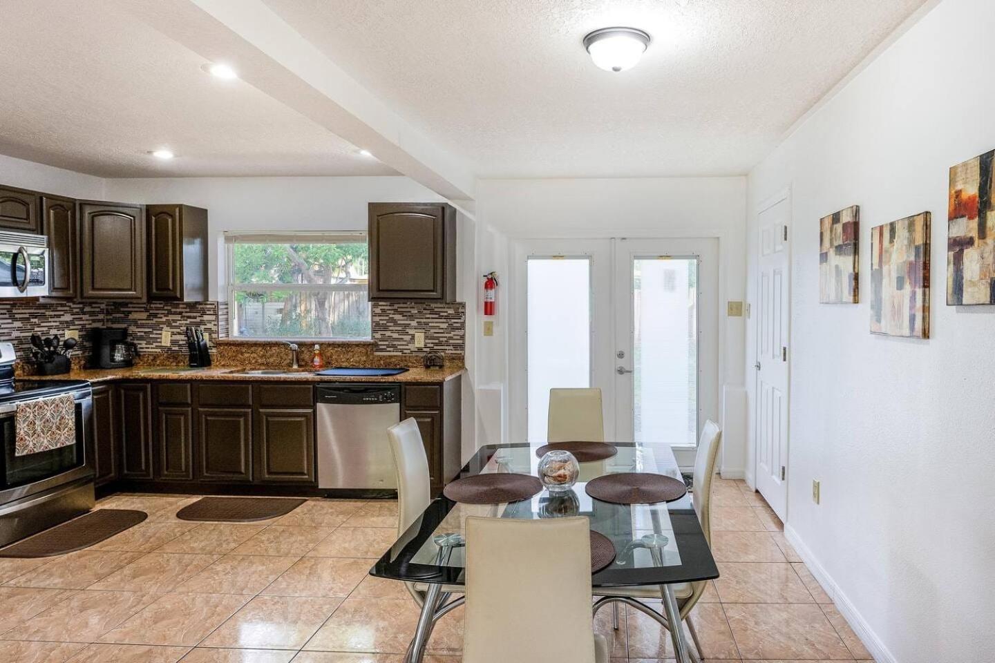 2Br Getaway Private, Pet-Friendly Fast Wi-Fi Holiday home