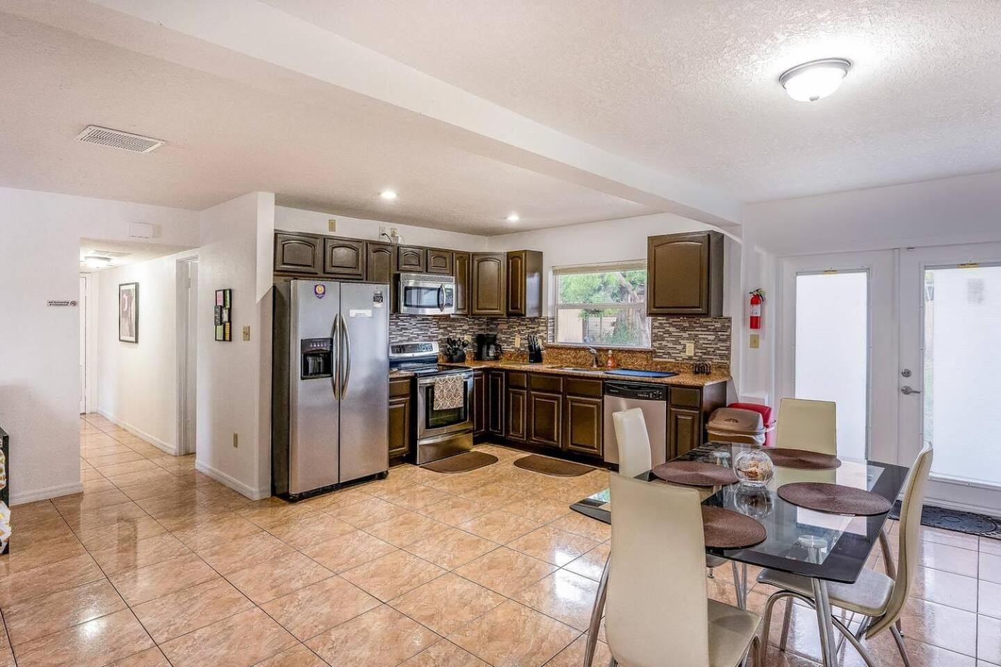 2Br Getaway Private, Pet-Friendly Fast Wi-Fi Holiday home
