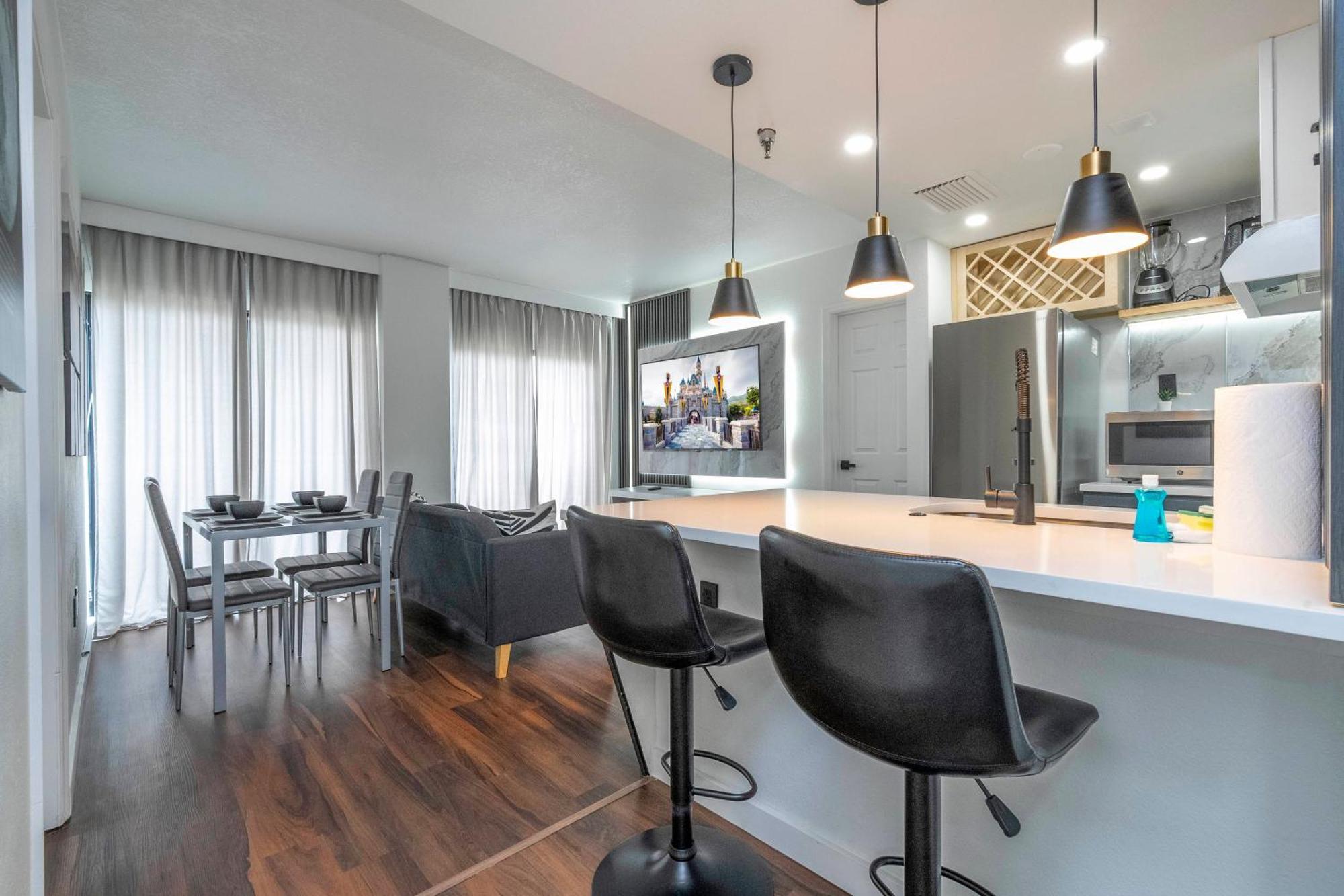 Cozy 2br Condo-modern-best Location-6165