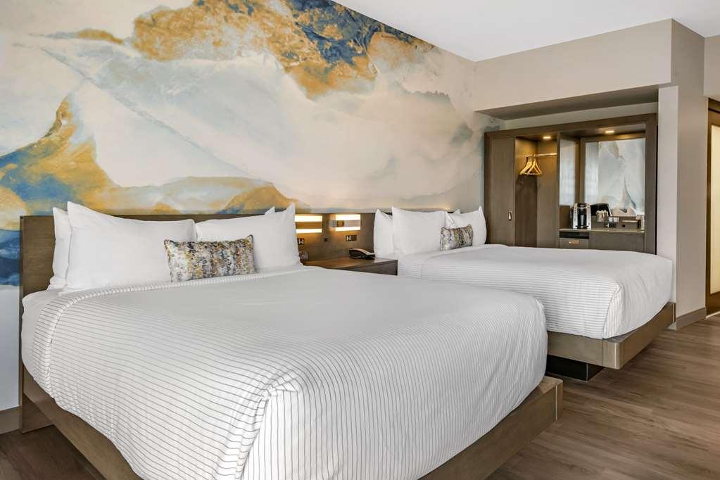 Cambria Airport Hotel 3*