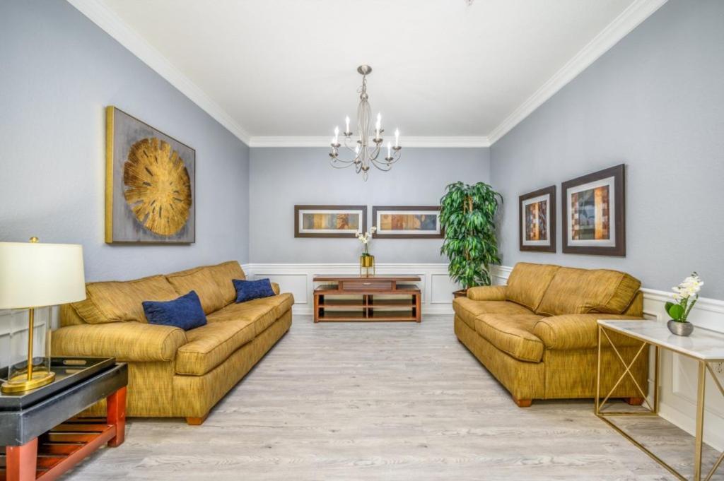 Newly Renovated Premium Condo, Vista Cay - 2002 *