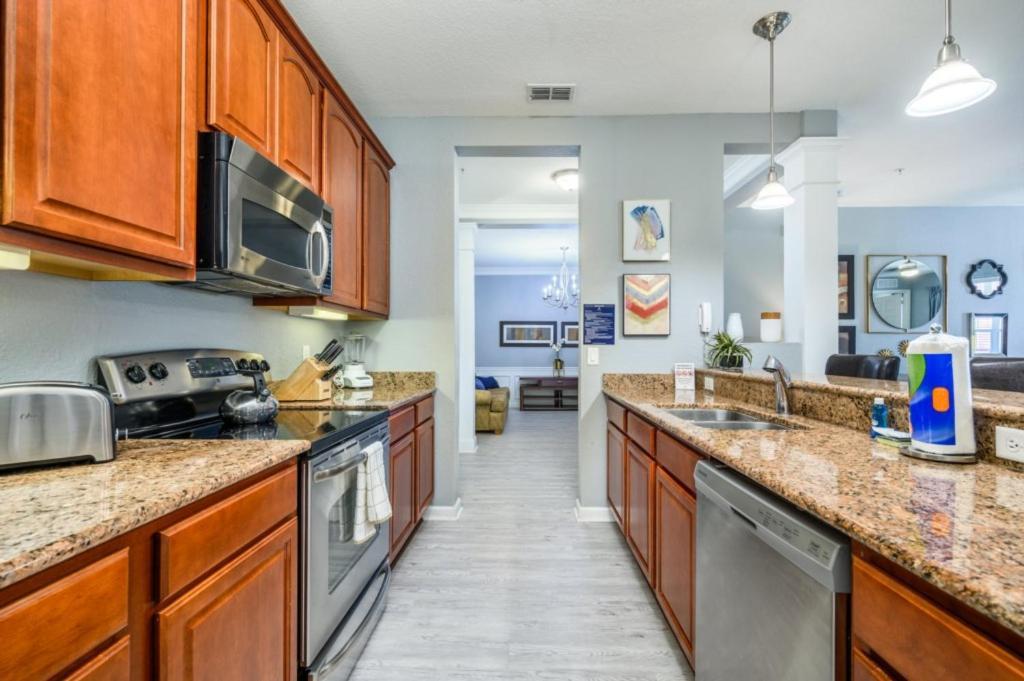 Newly Renovated Premium Condo, Vista Cay - 2002 *