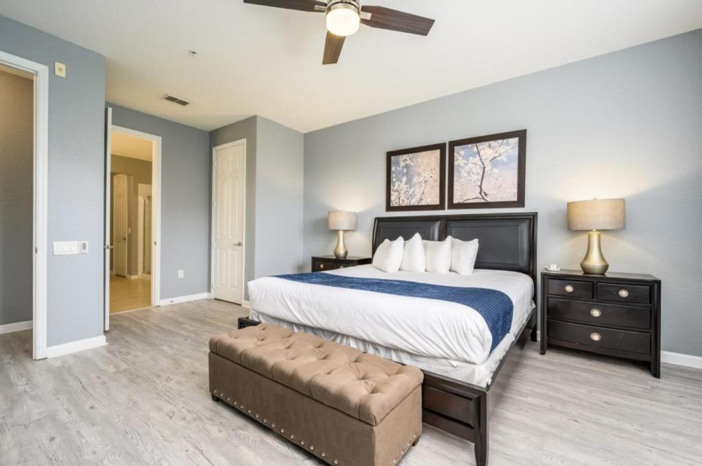 Newly Renovated Premium Condo, Vista Cay - 2002
