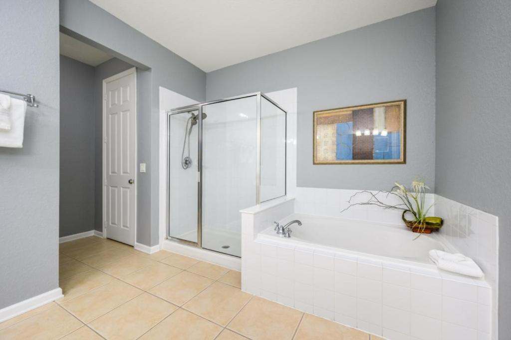 Newly Renovated Premium Condo, Vista Cay - 2002