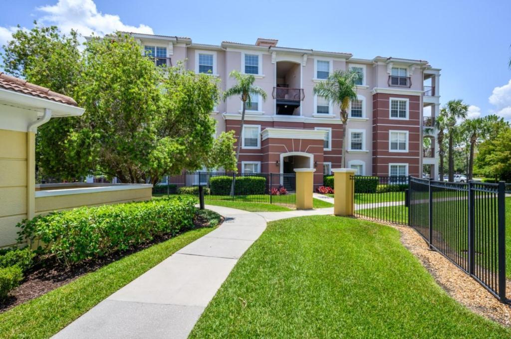 Newly Renovated Premium Condo, Vista Cay - 2002 *