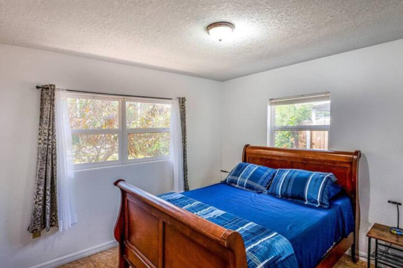 2Br Getaway Private, Pet-Friendly Fast Wi-Fi Holiday home *